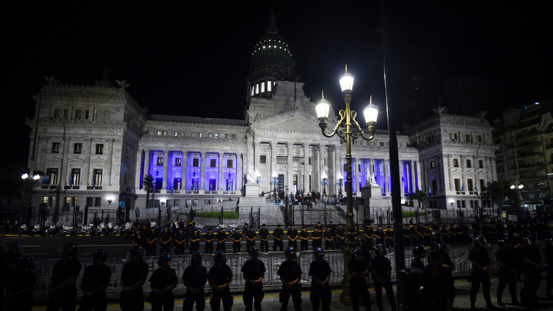 Protesto em frente ao Congresso argentino termina com 22 pessoas com queimaduras por gás lacrimogêneo da polícia