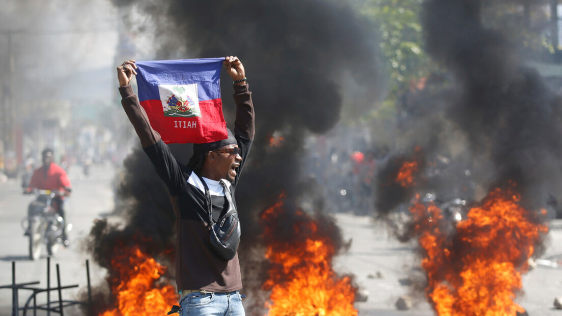 Caos e anarquia: ataque coordenado de gangues a prédios do Governo no Haiti