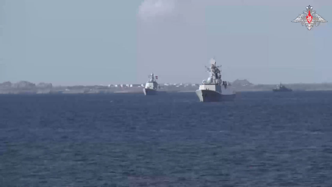 VÍDEO: Navios da Rússia, China e Irã disparam contra alvos aéreos e de superfície