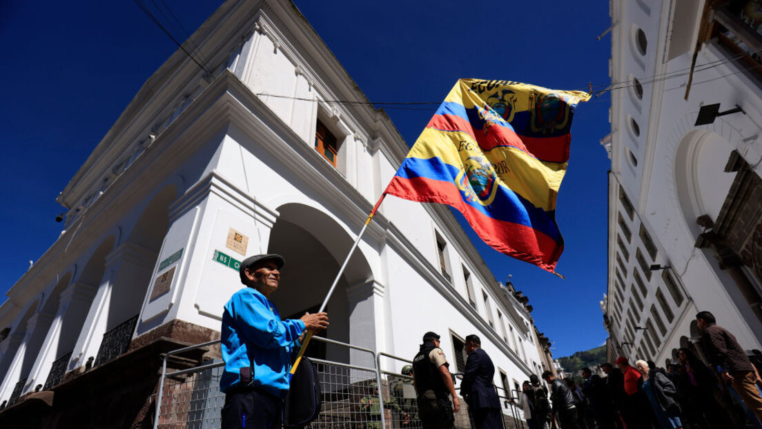 Equatorianos saem às ruas contra as reformas de Noboa