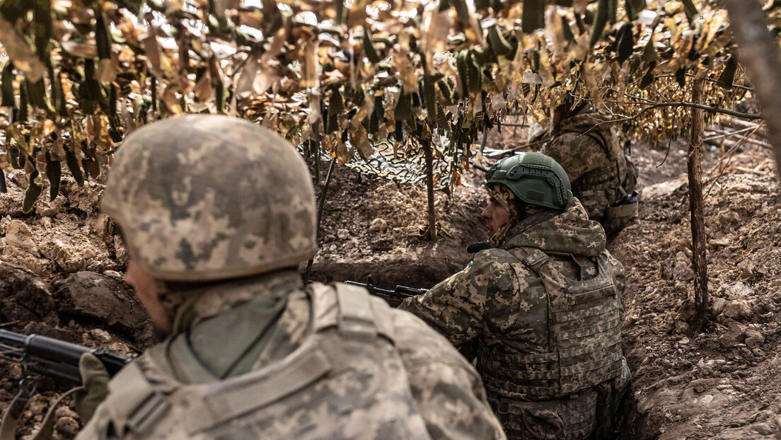 Comandantes militares ucranianos inspecionam a linha de frente diante dos avanços russos
