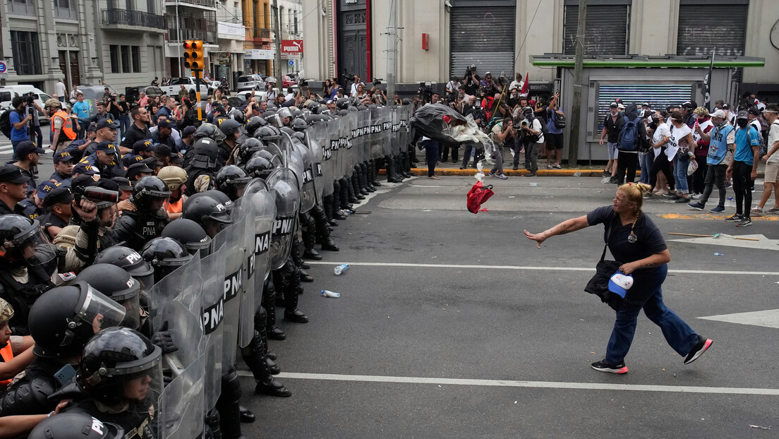 Violenta repressão policial aos protestos contra os ajustes de Milei (VÍDEOS)