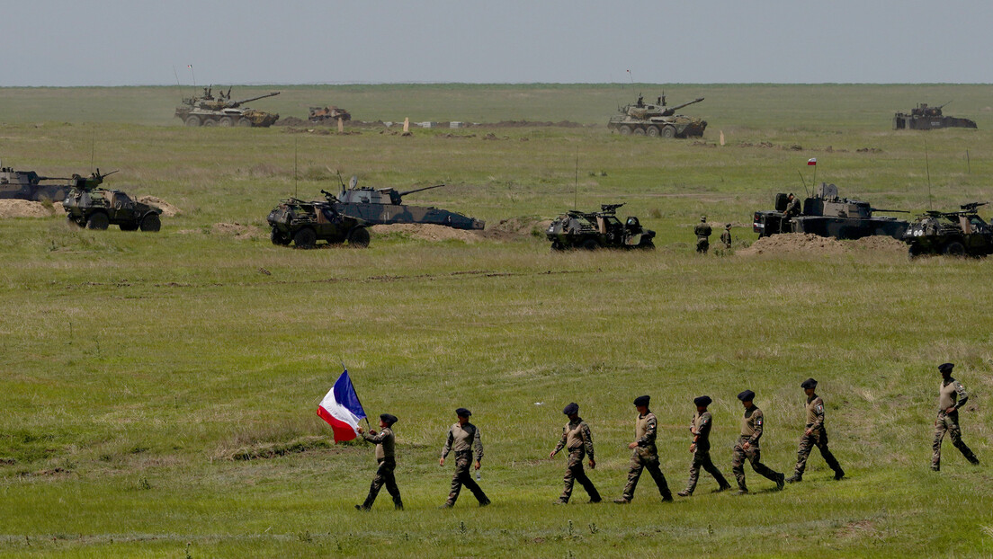 Macron já está preparando militares franceses para enviá-los "para o massacre" na Ucrânia, diz a Rússia