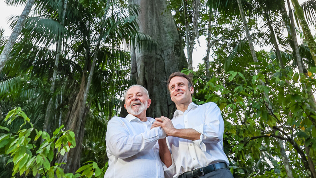 Fotos de Lula e Macron na Amazônia viralizam nas redes sociais, comparadas a um "ensaio de pré-casamento"
