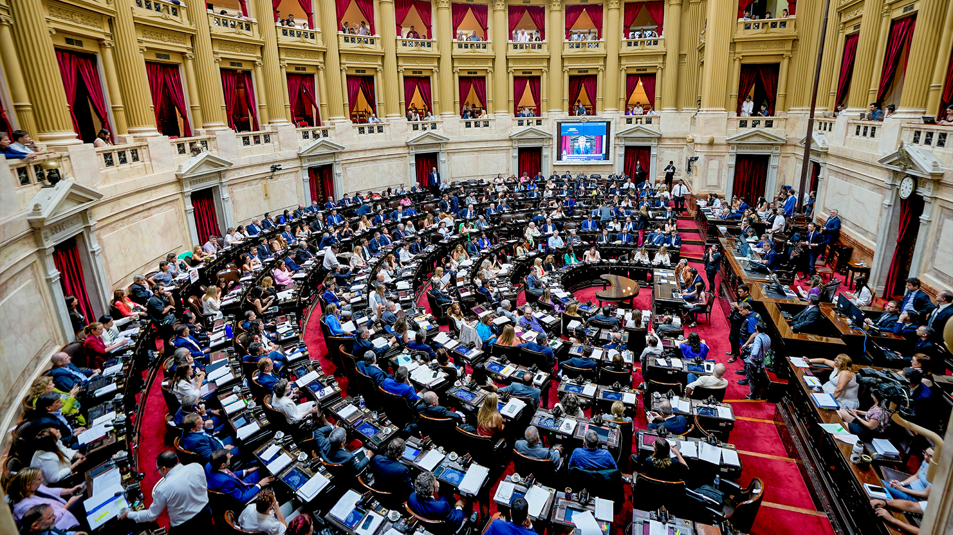 Senado da Argentina debate o "megadecreto" de Milei em um dia tenso