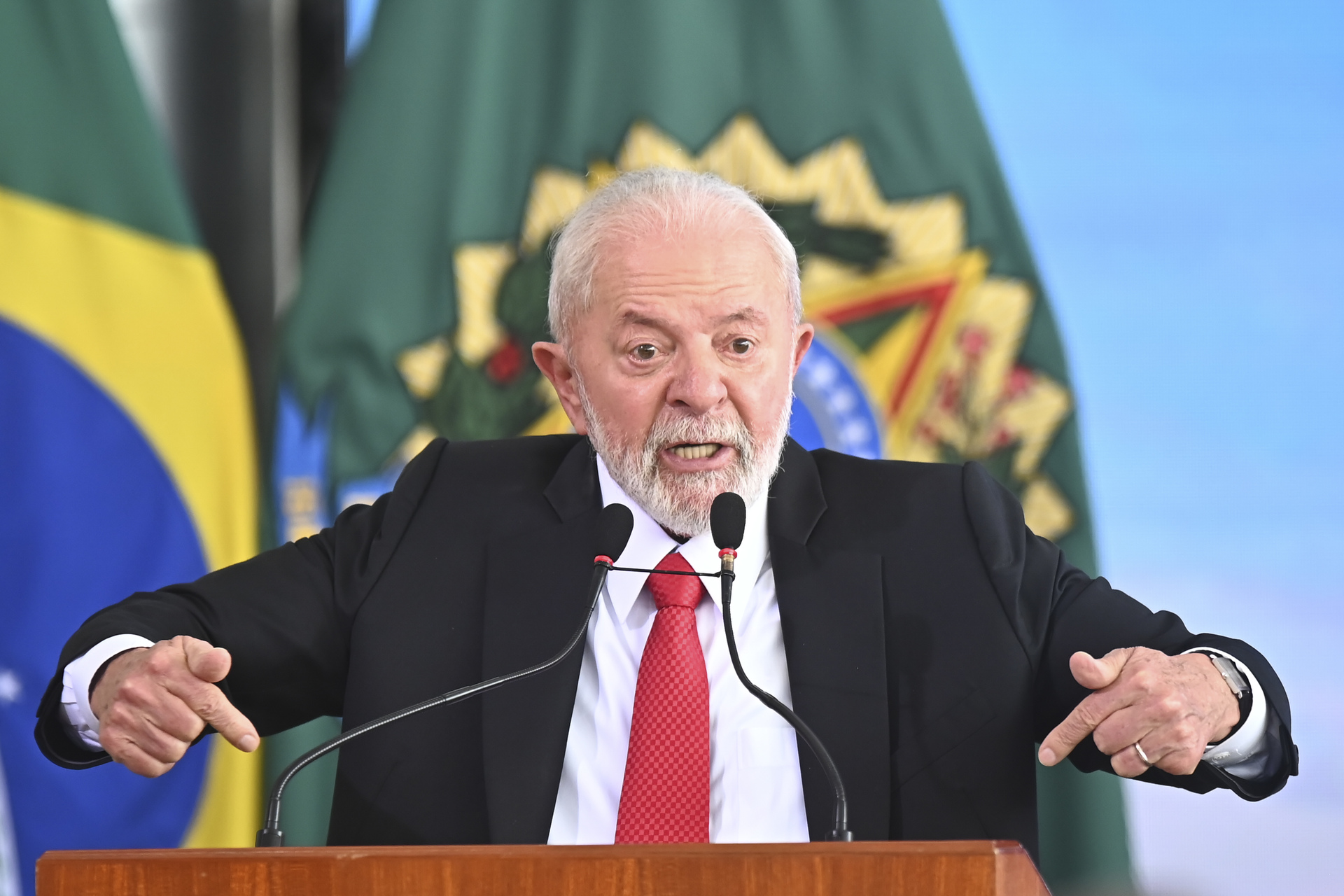 Lula critica liberdade provisória de Daniel Alves