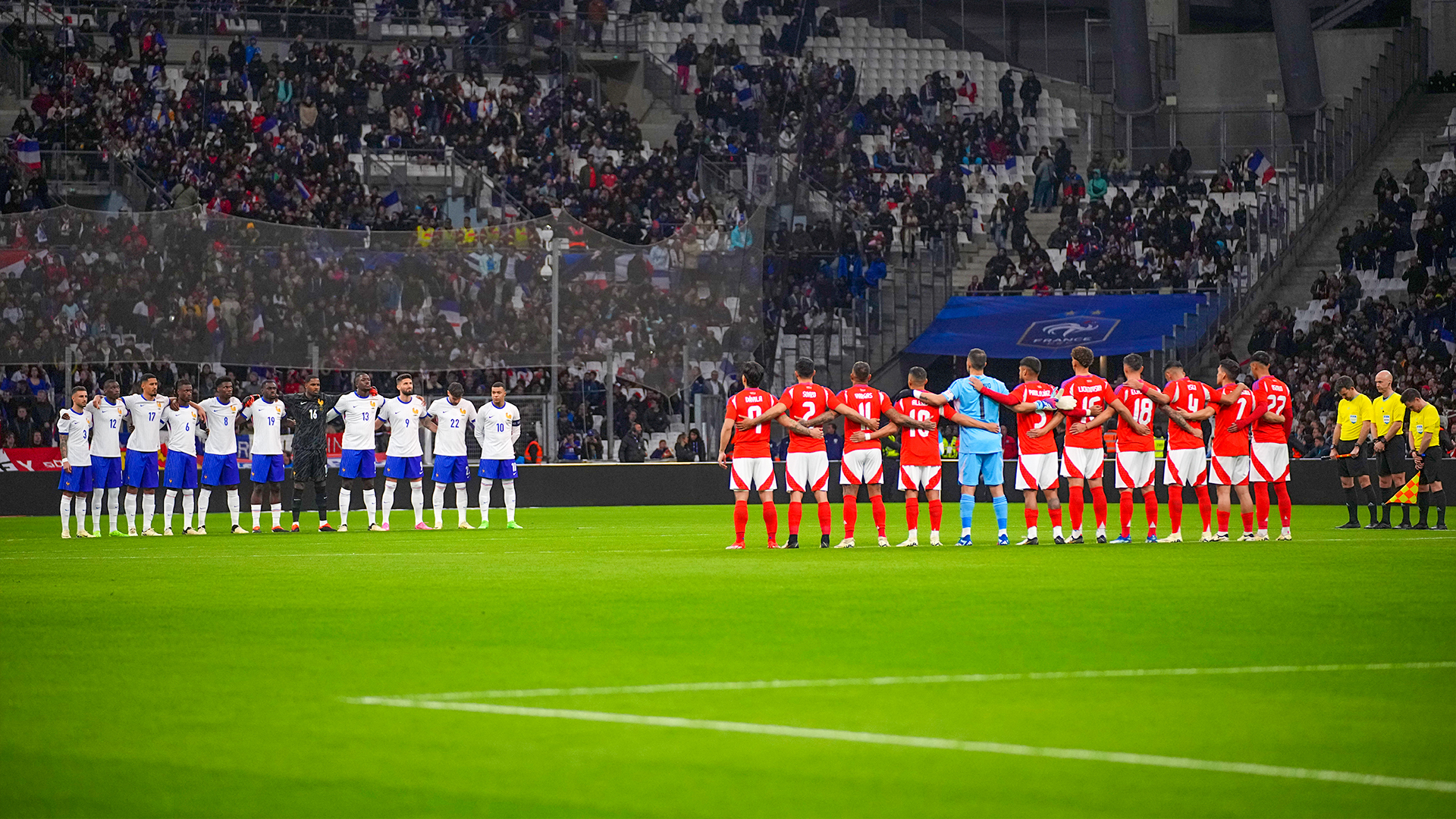Jogadores de futebol da França e do Chile prestam homenagem às vítimas do ataque terrorista em Moscou