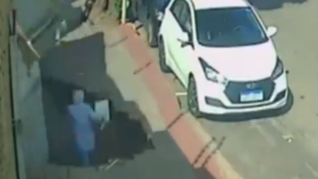 VÍDEO: Pedestre é "engolido" por um buraco  que se abre na calçada no Espírito Santo
