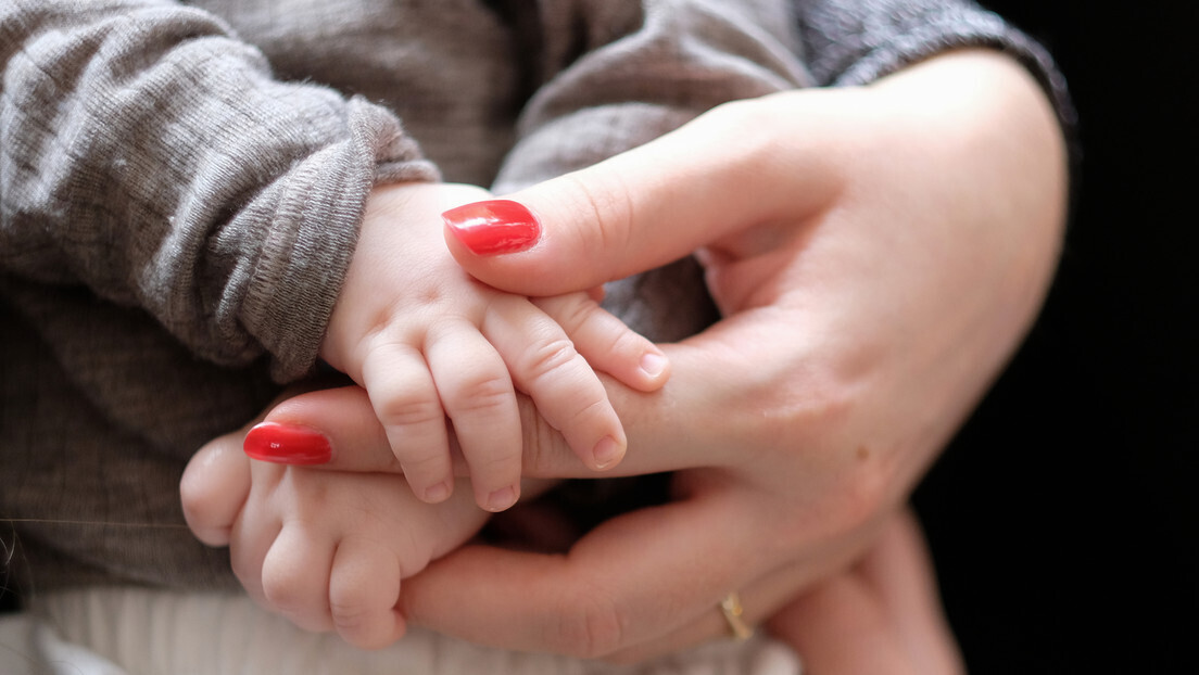 Rede de tráfico de bebês que vendeu um recém-nascido por cerca de 150  dólares é revelada