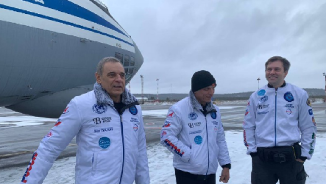 Três russos fazem o primeiro salto estratosférico no Polo Norte