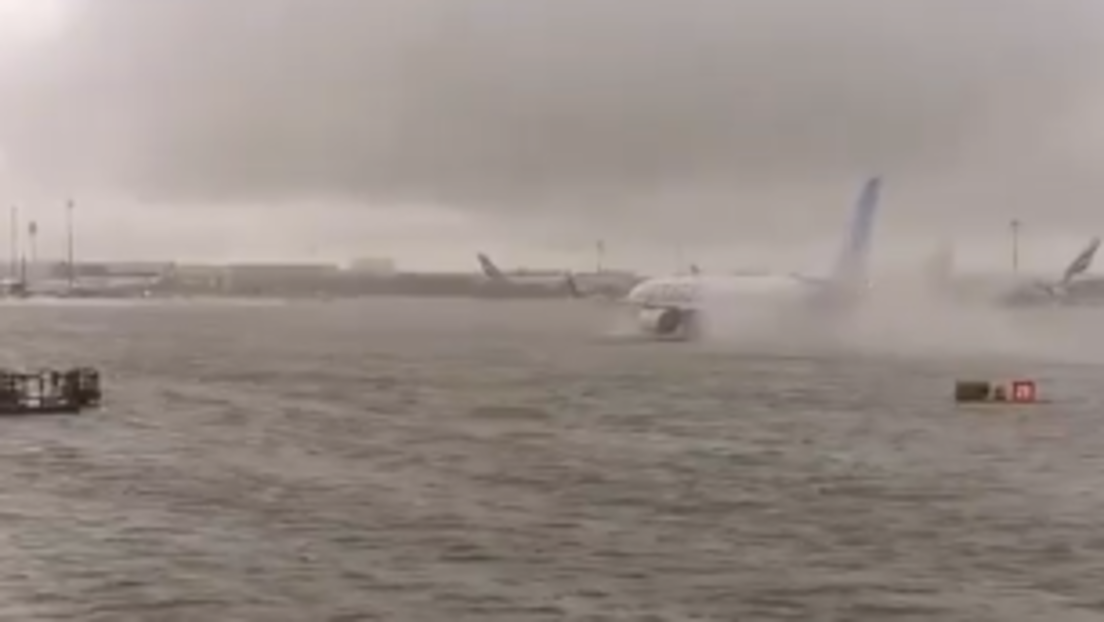 VÍDEO: Aviões "navegam" sobre as pistas do aeroporto de Dubai após fortes chuvas