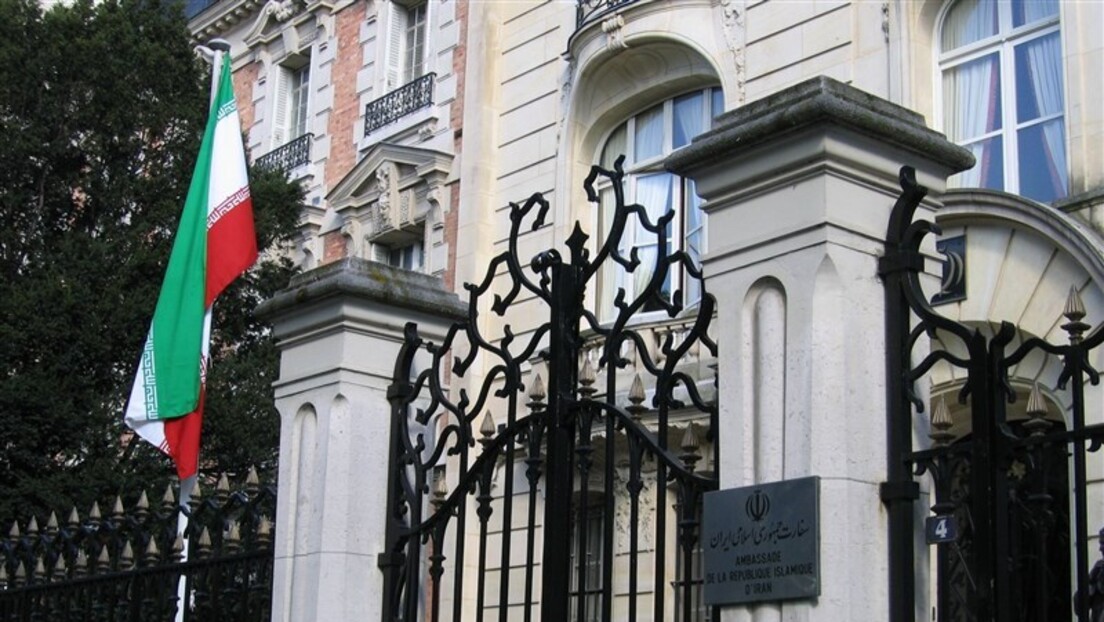 Homem ameaça se explodir perto do Consulado do Irã em Paris