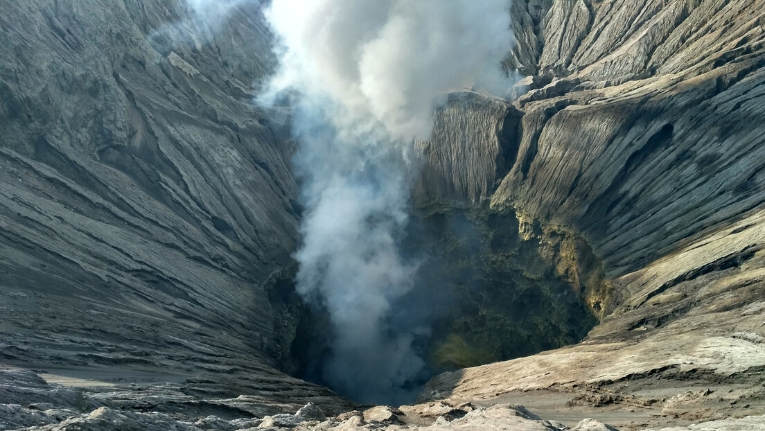 Turista morre após cair em cratera de vulcão na Indonésia enquanto tirava fotos