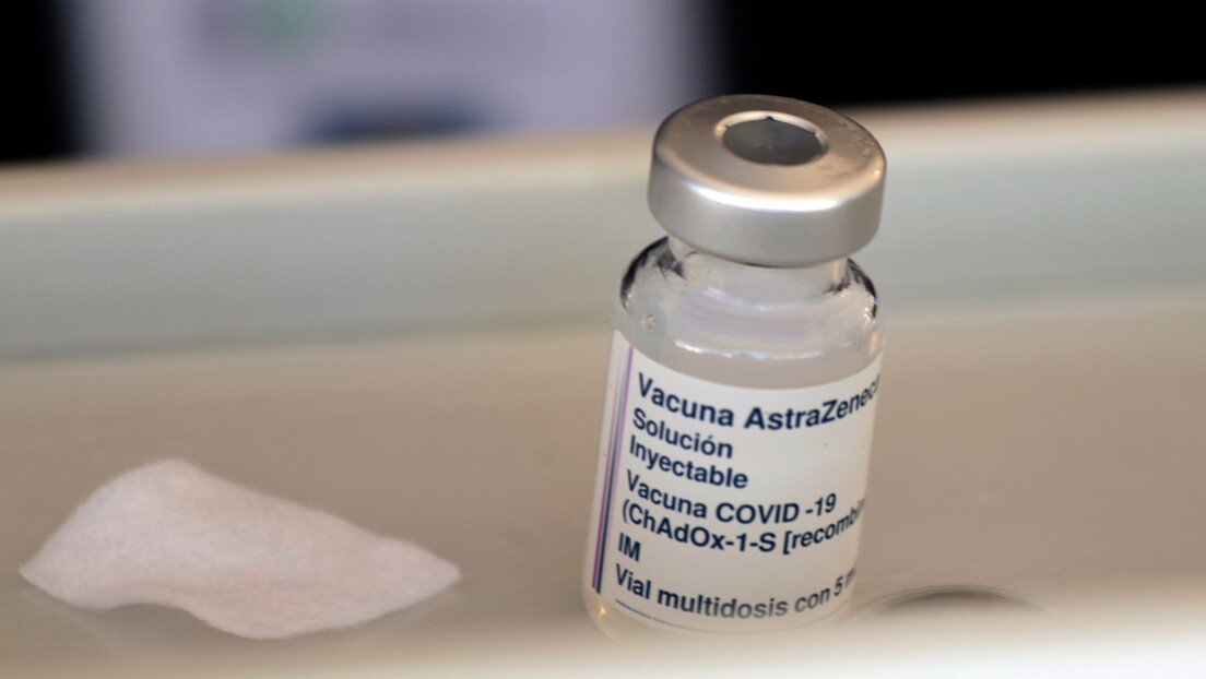 AstraZeneca admite que sua vacina contra a covid pode causar efeito colateral incomum