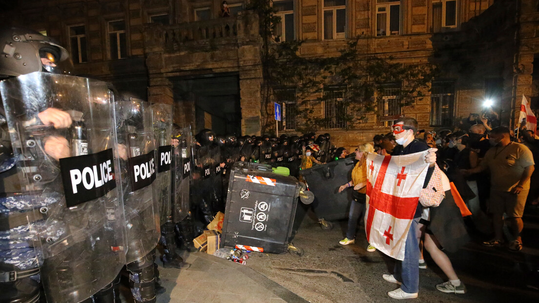 Estouram confrontos entre a Polícia e centenas de manifestantes durante protestos em massa na Geórgia