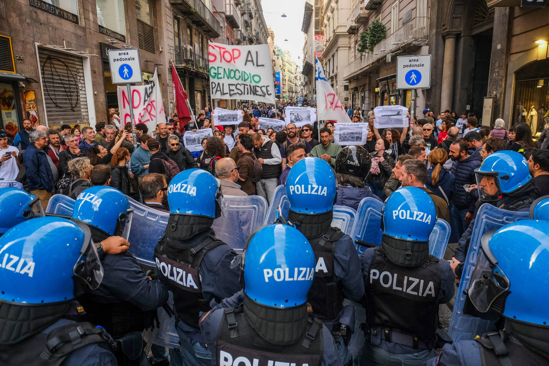 Manifestação anti-OTAN em Nápoles é marcada por repressão policial e violência contra ativistas