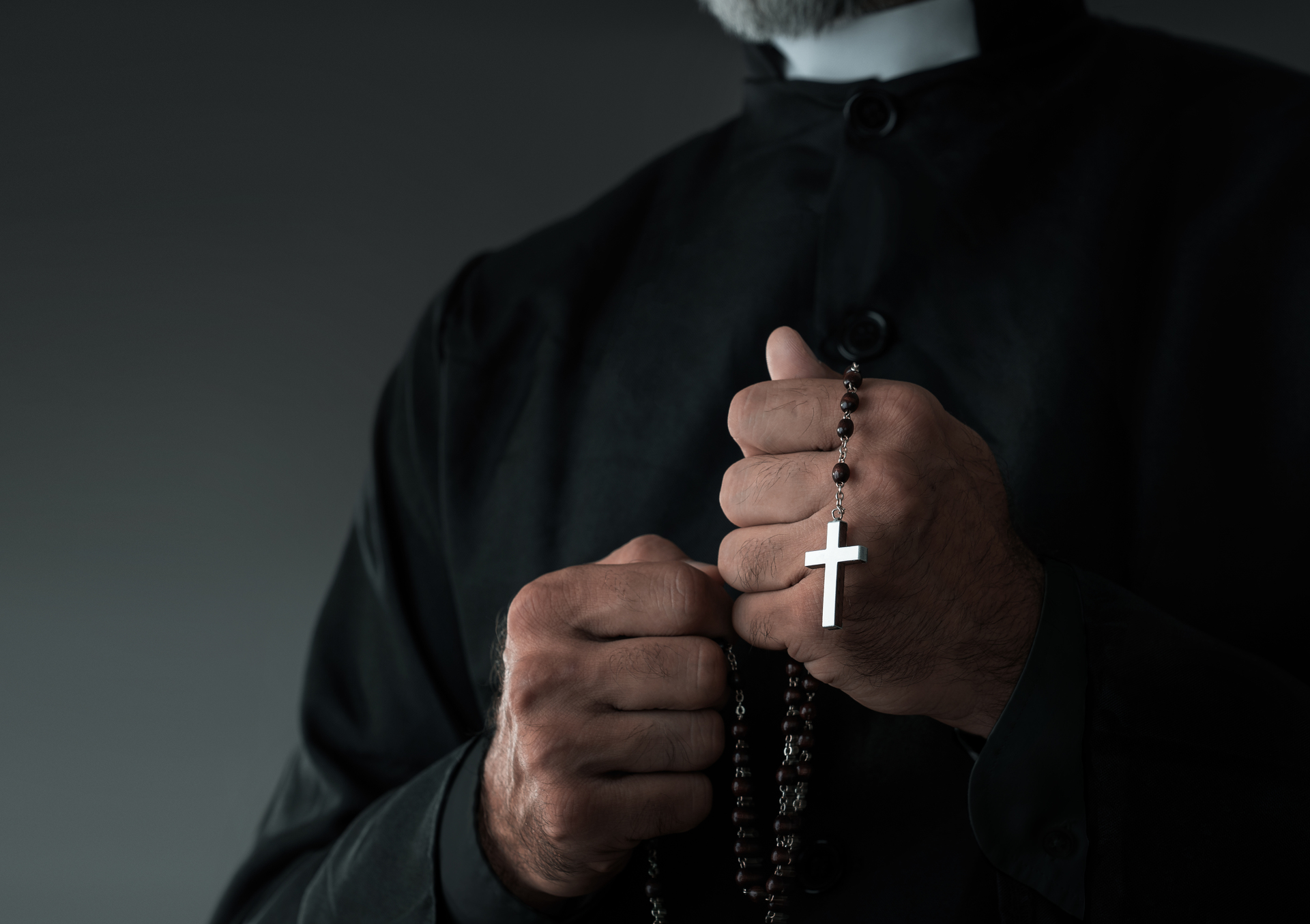 Bispo que organizou orgia com uso de drogas é condenado a um ano e meio de prisão
