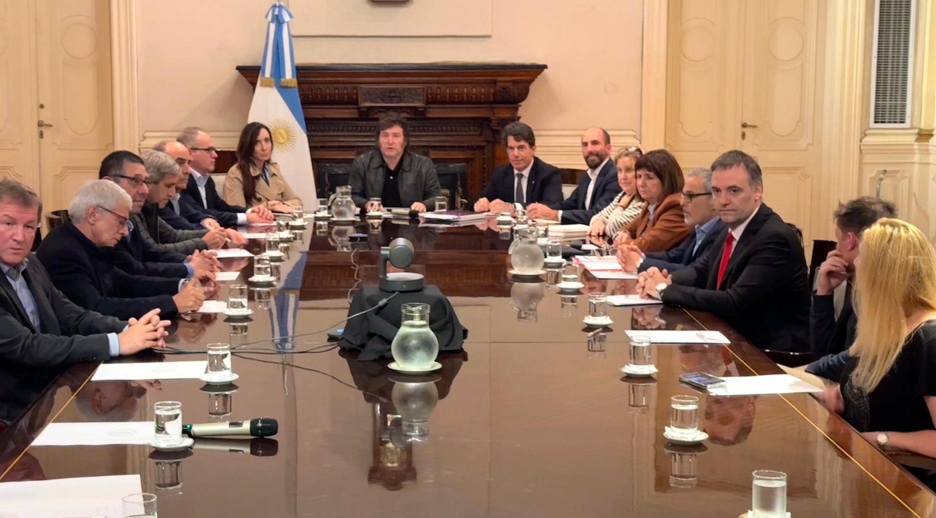 Milei realiza uma reunião de emergência com seu Gabinete e o embaixador israelense