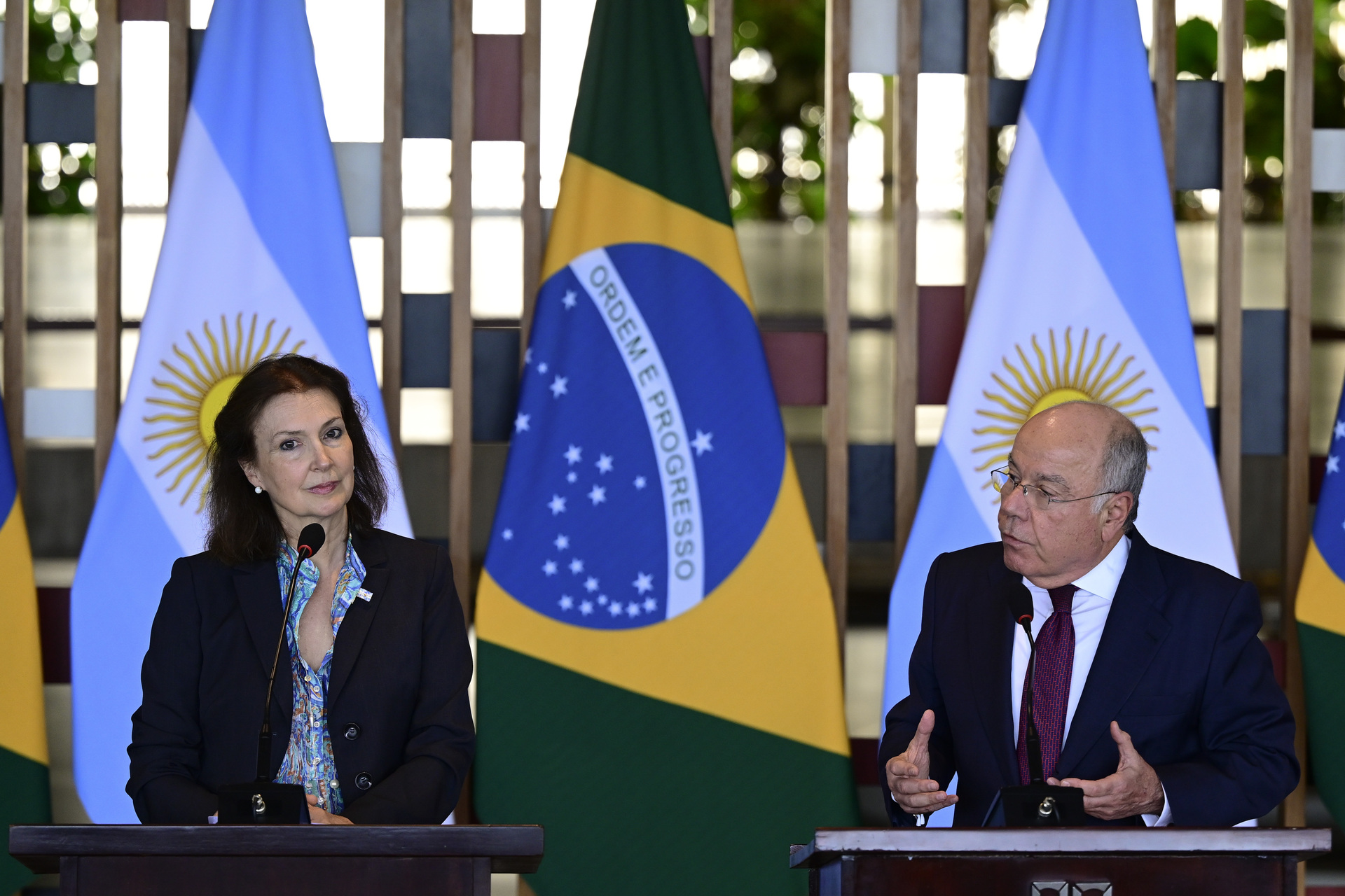 Quais assuntos abordou o chanceler brasileiro com sua colega argentina durante sua primeira visita oficial ao país?