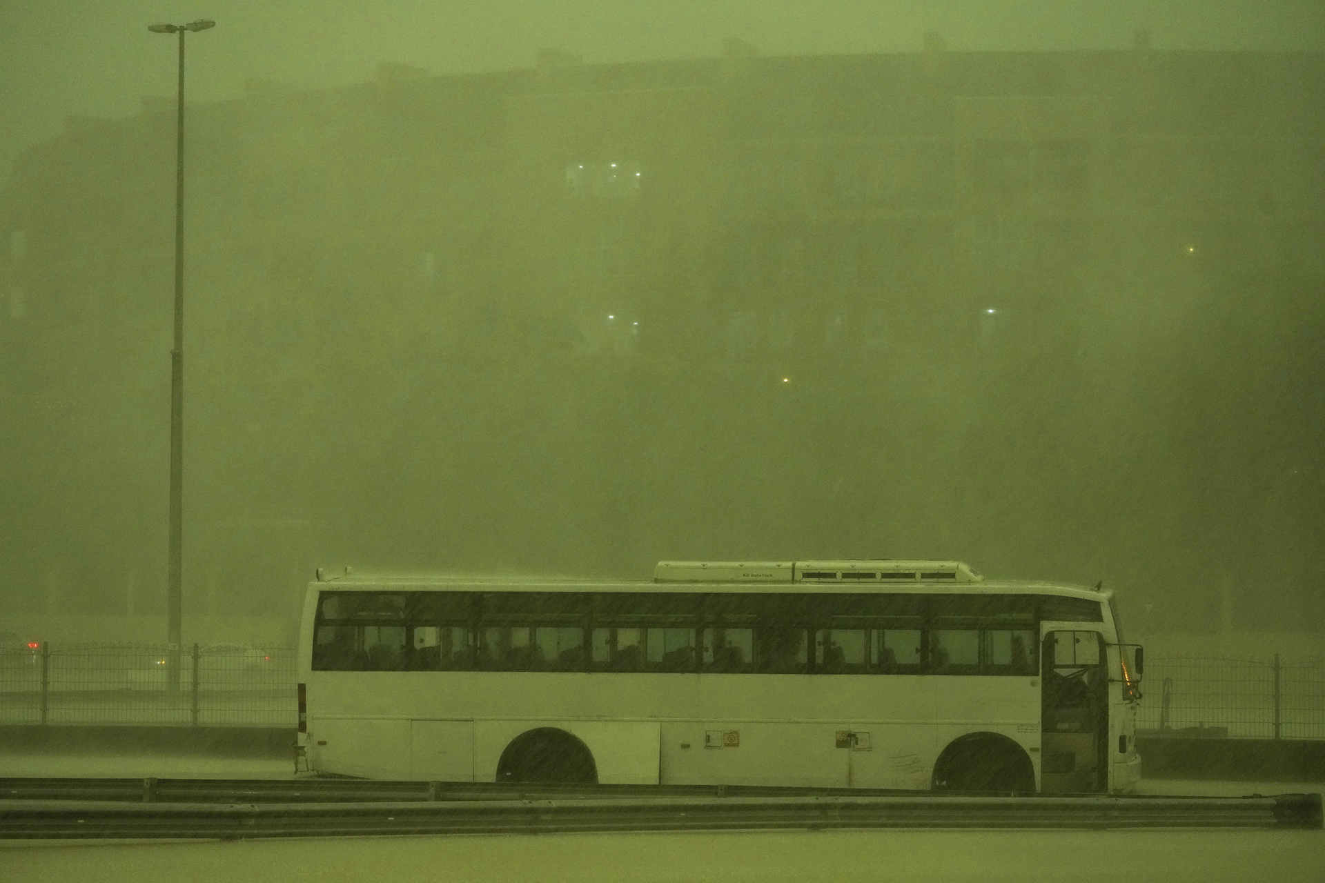 VÍDEO: Céu verde e tempestade apocalíptica aumentam o caos climático em Dubai