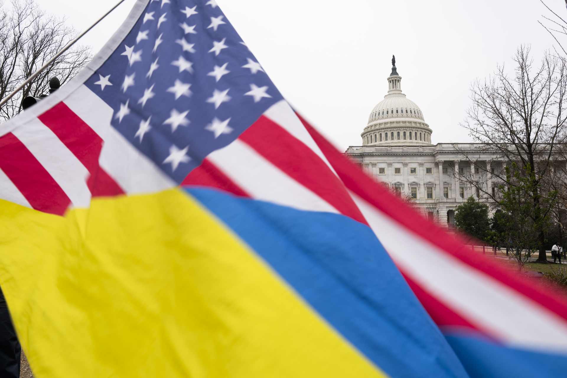 Aprovado pacote de ajuda de mais de US$ 60 bilhões para a Ucrânia
