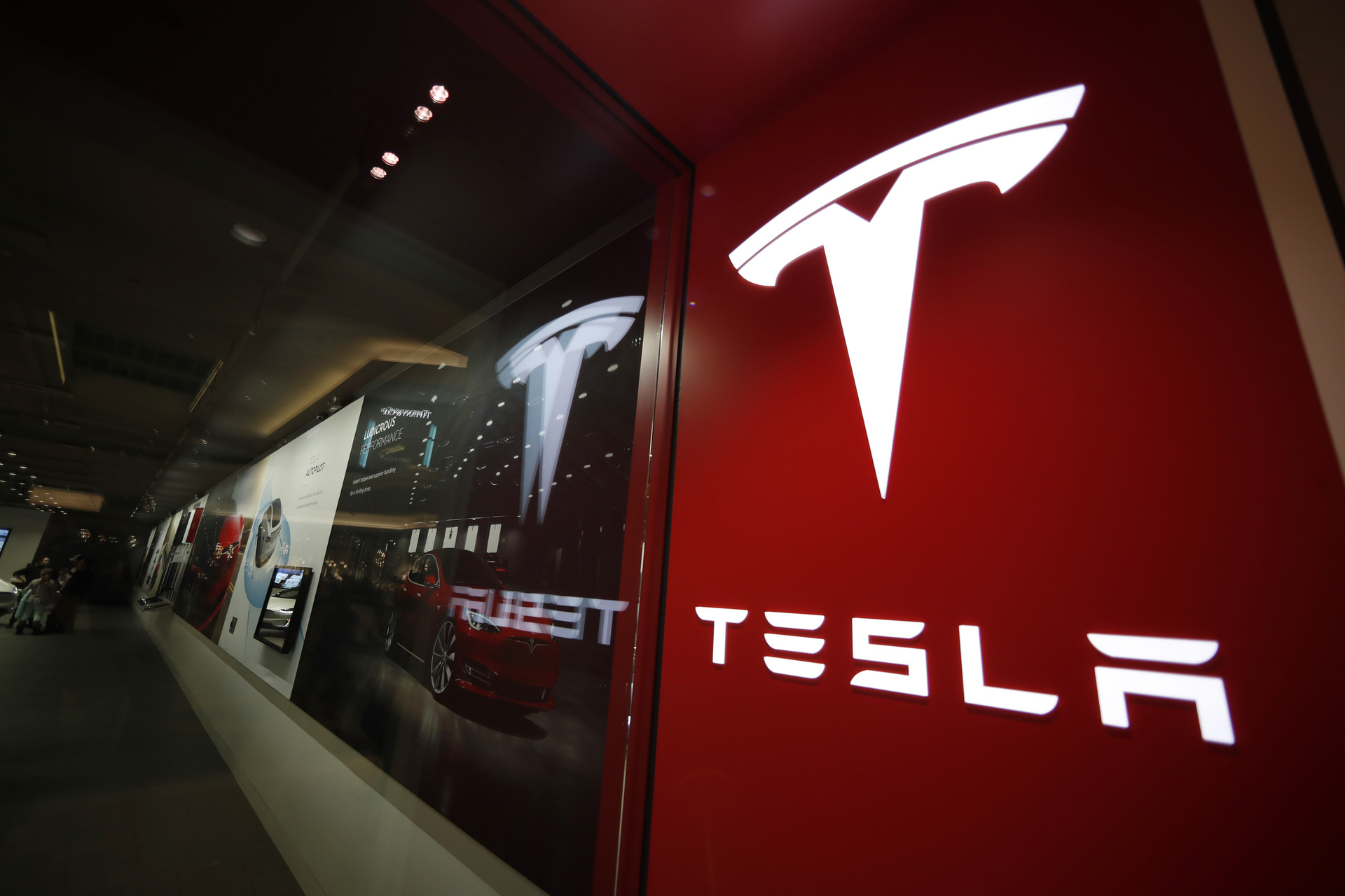 Tesla reduz seus preços na China, na Europa e nos EUA