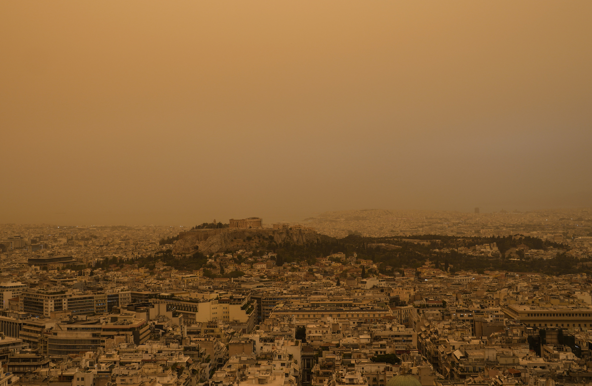 Neblina amarela "engole" a Grécia (VÍDEOS, FOTOS)