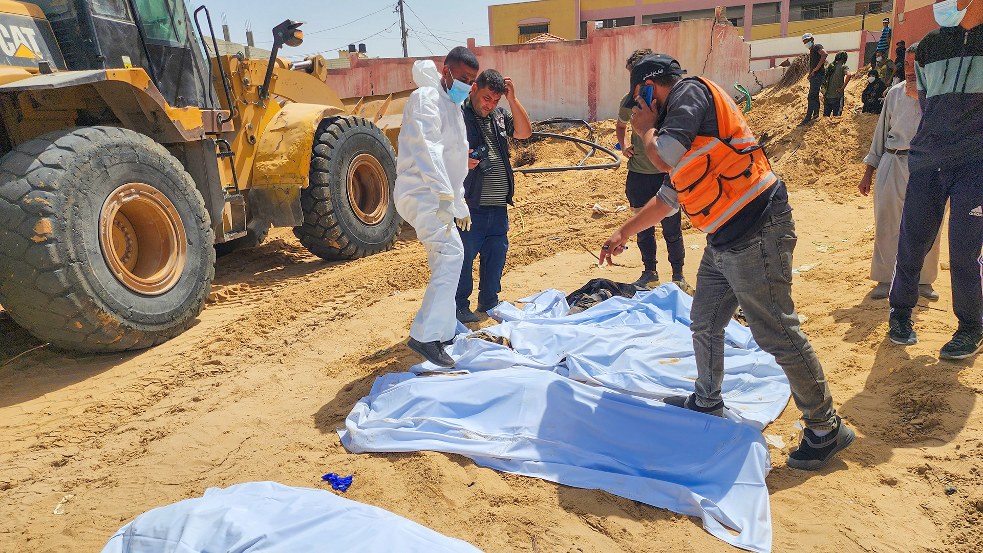 "Acreditamos que foram enterrados vivos": surgem detalhes assustadores de valas comuns em Gaza