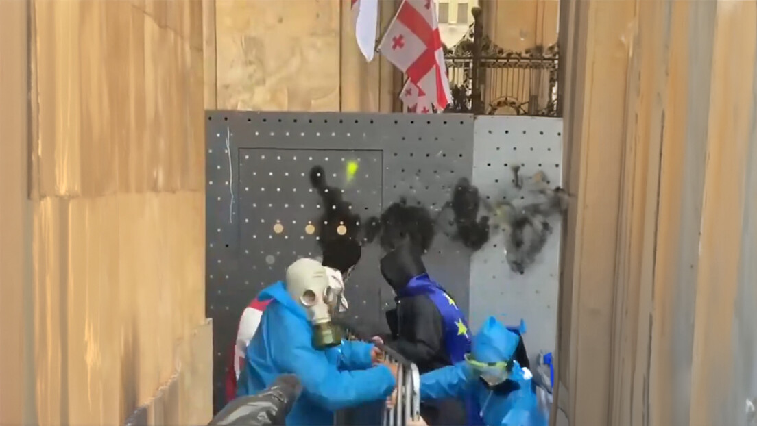 Manifestantes tentam invadir o Parlamento da Geórgia (VÍDEO)