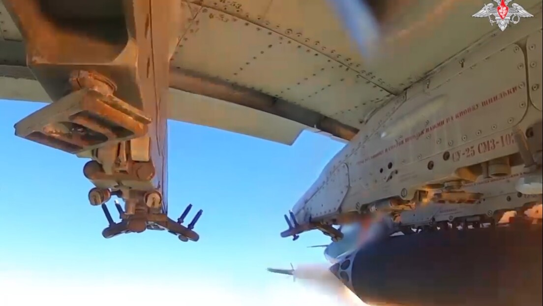 VÍDEO: Caças russos Su-25 bombardeiam posições camufladas das tropas ucranianas