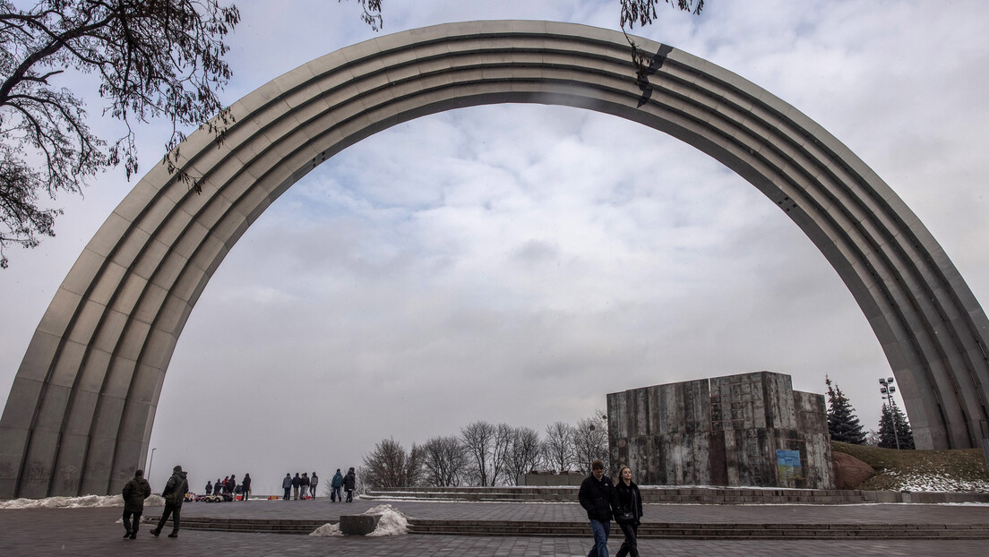 Diretor de instituto na Ucrânia propõe transformar um monumento soviético no símbolo LGBT