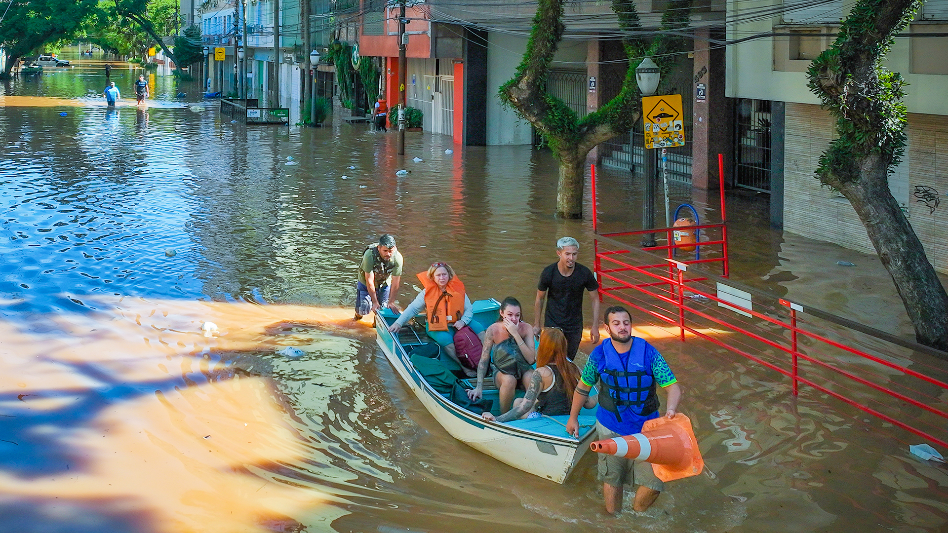 Governo do Brasil fornecerá ajuda às pessoas que perderam suas casas nas enchentes que atingem o sul