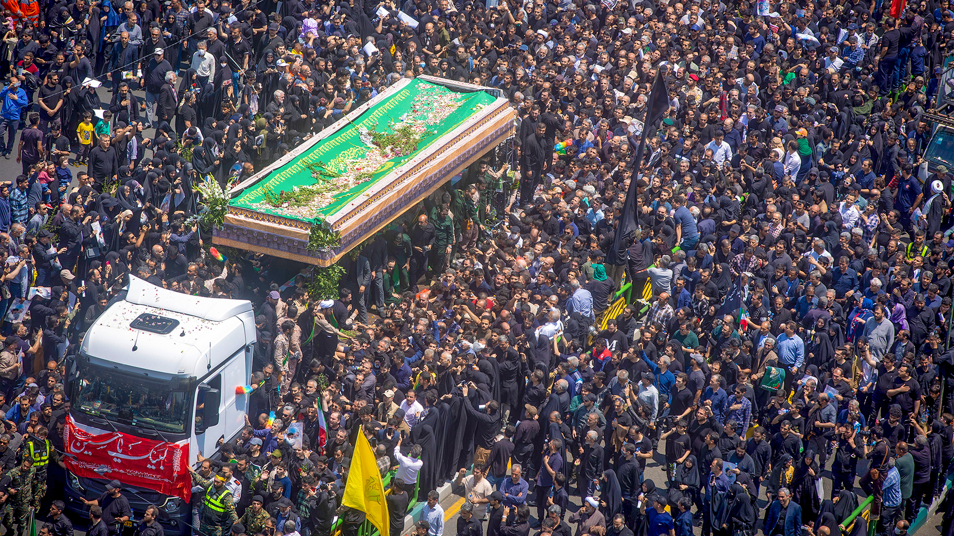 Irã lamenta última despedida e enterra Raisi em sua cidade natal
