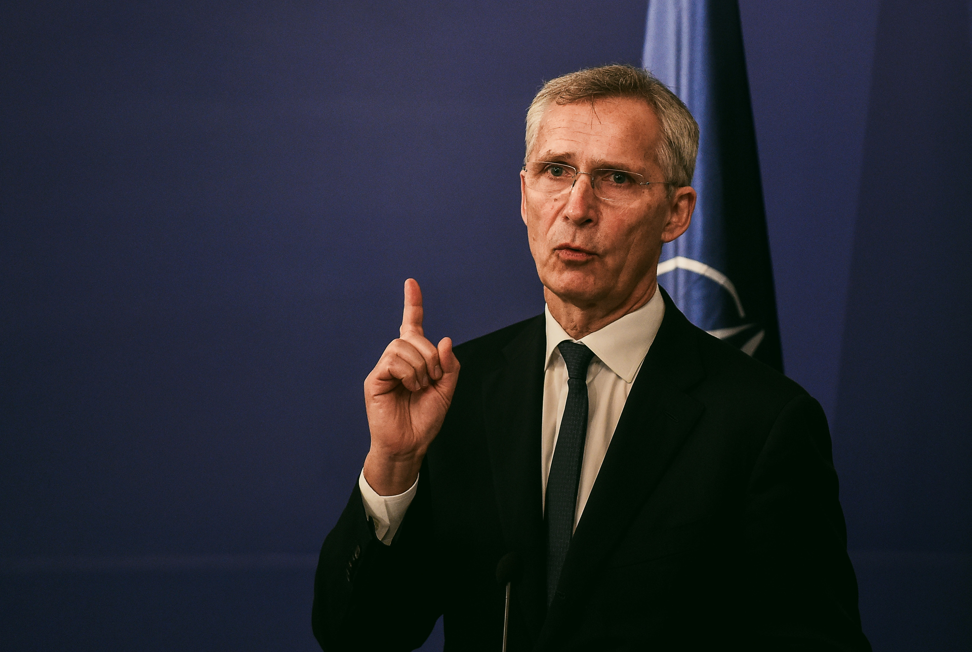 Stoltenberg tenta explicar o porquê da Ucrânia poder utilizar armas ocidentais na Rússia