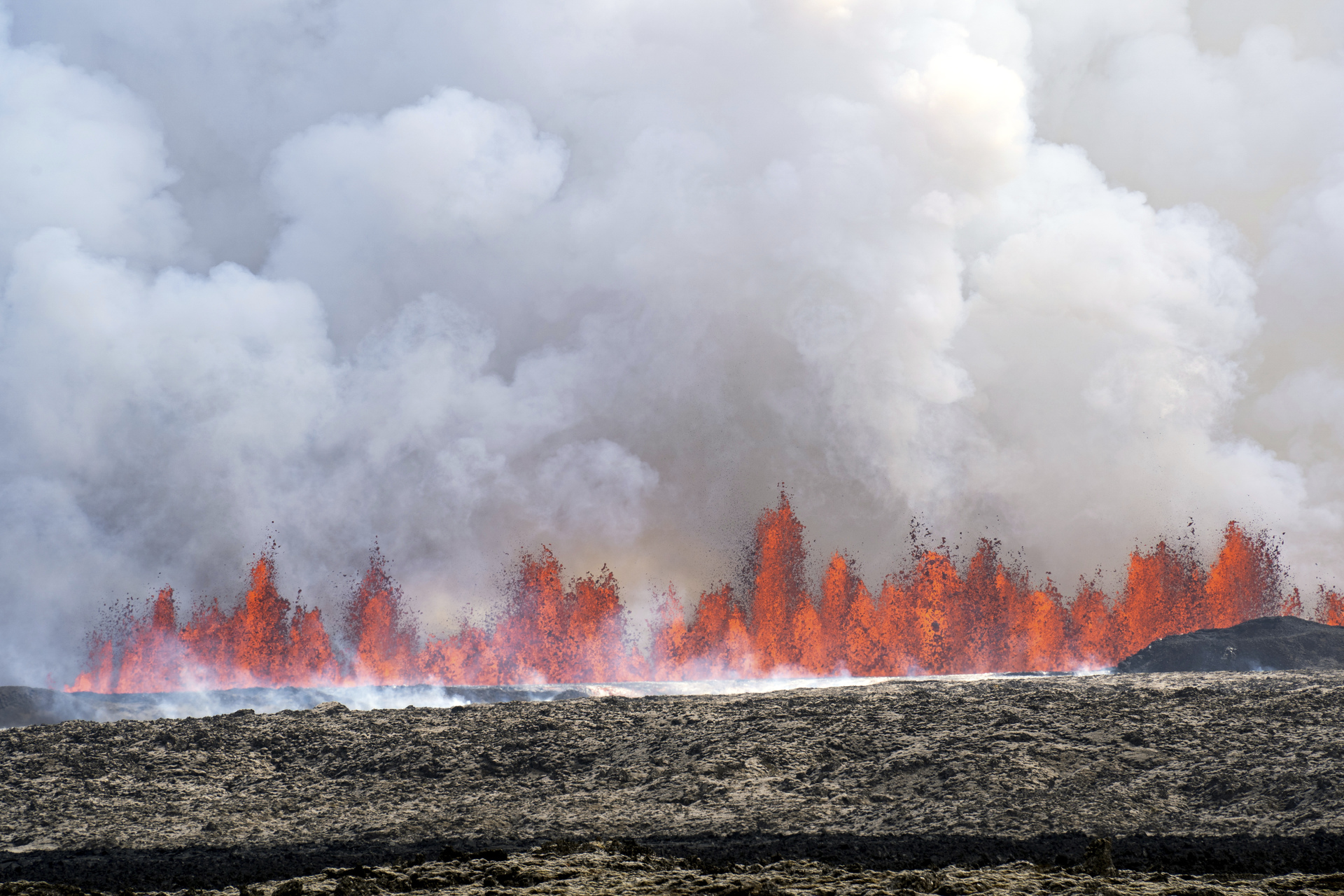 Vulcão islandês entra em erupção com lava de até 50 metros de altura (VÍDEO)