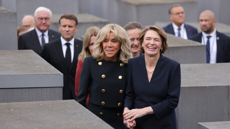 Primeiras-damas da França e da Alemanha riem durante uma visita ao Memorial do Holocausto