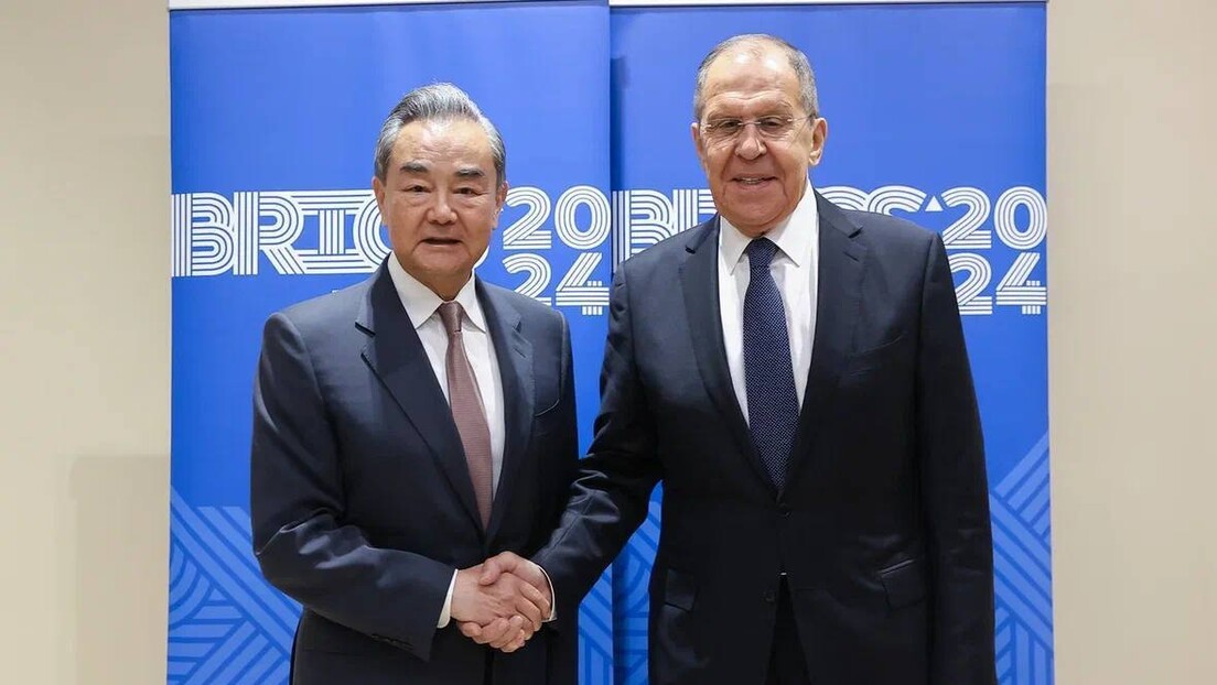 Lavrov se reúne com chanceler chinês no âmbito do Conselho Ministerial do BRICS