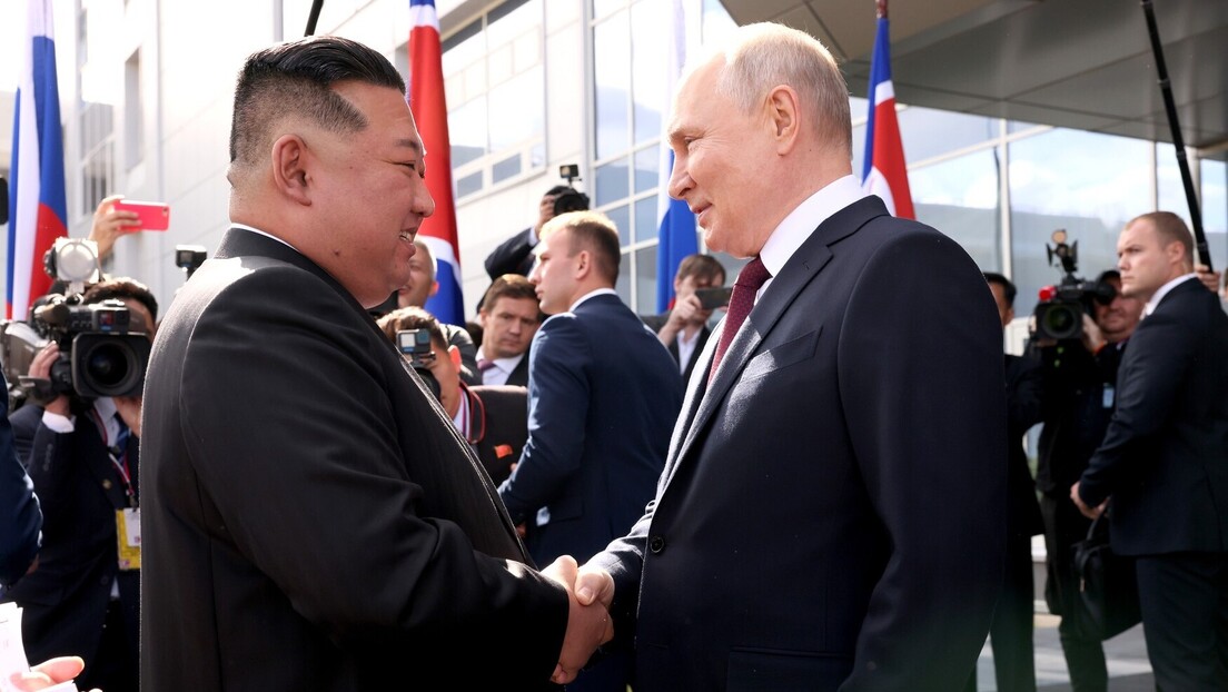 Milhares de balões, orquestra e marcha: Pyongyang comemora o encontro entre Putin e Kim Jong-un em grande estilo