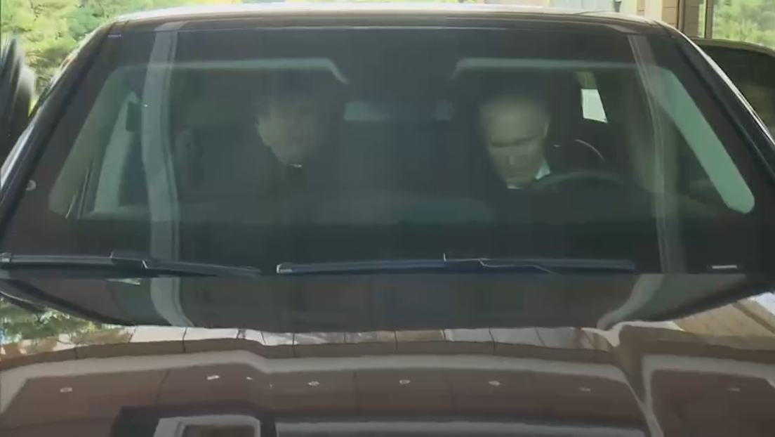 VÍDEO: Putin assume o volante e leva Kim Jong-un em um Aurus