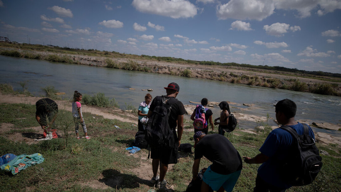 Interceptações de migrantes na fronteira sul dos EUA caem 25% após restrição de asilo