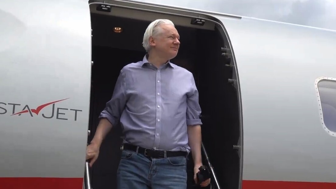 VÍDEO da chegada de Julian Assange em Bangkok