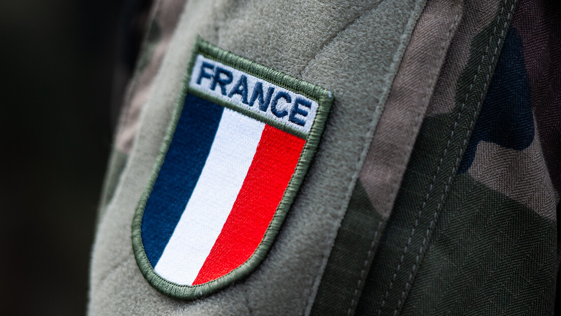 França cria contingente militar para a África