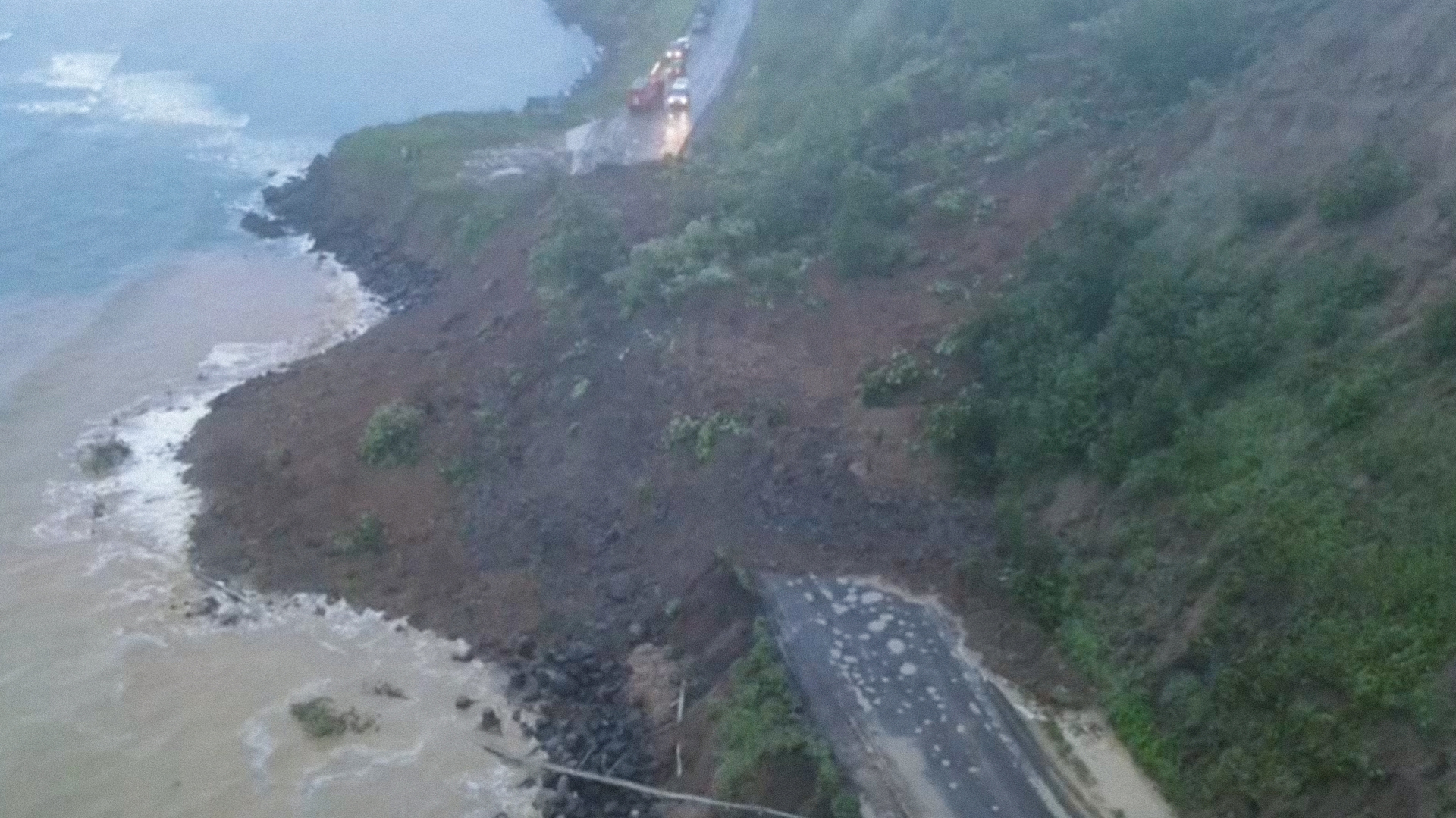 VÍDEO: Forte deslizamento de terra cobre uma estrada na Rússia
