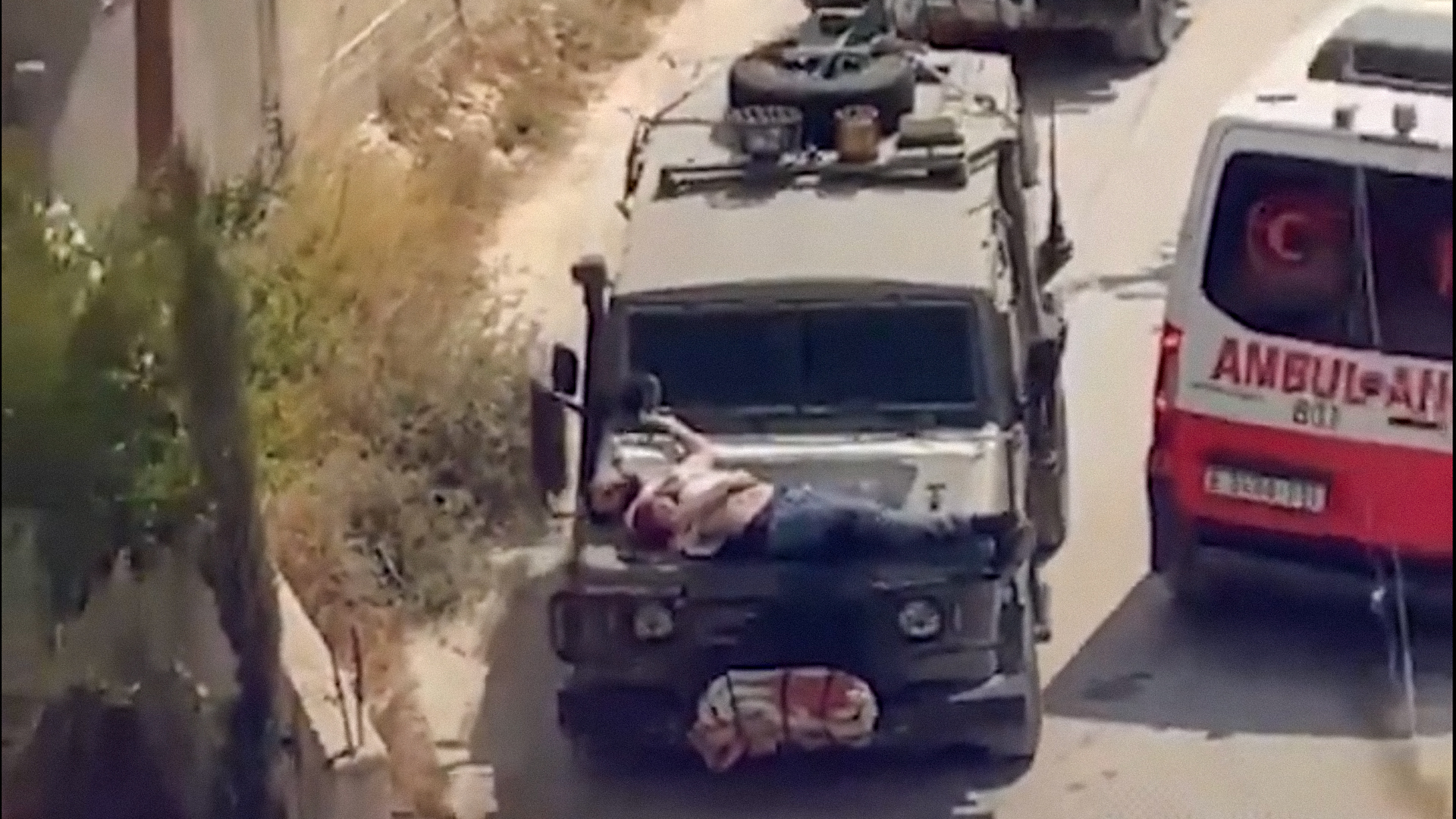 Escudo humano? Militares israelenses amarram homem palestino ferido a um veículo (VÍDEO)