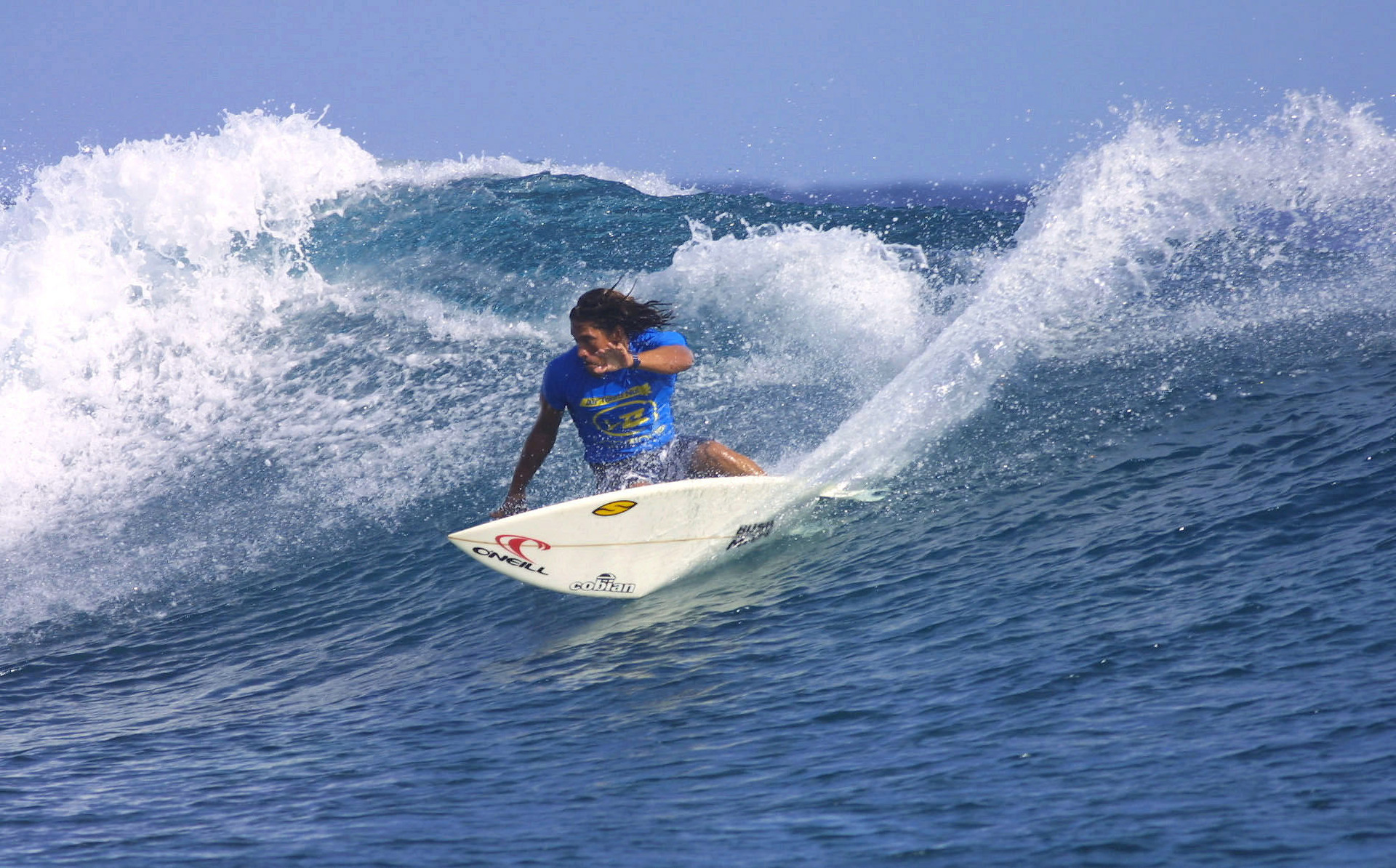 Lendário surfista e ator de "Piratas do Caribe" morre após ataque de tubarão