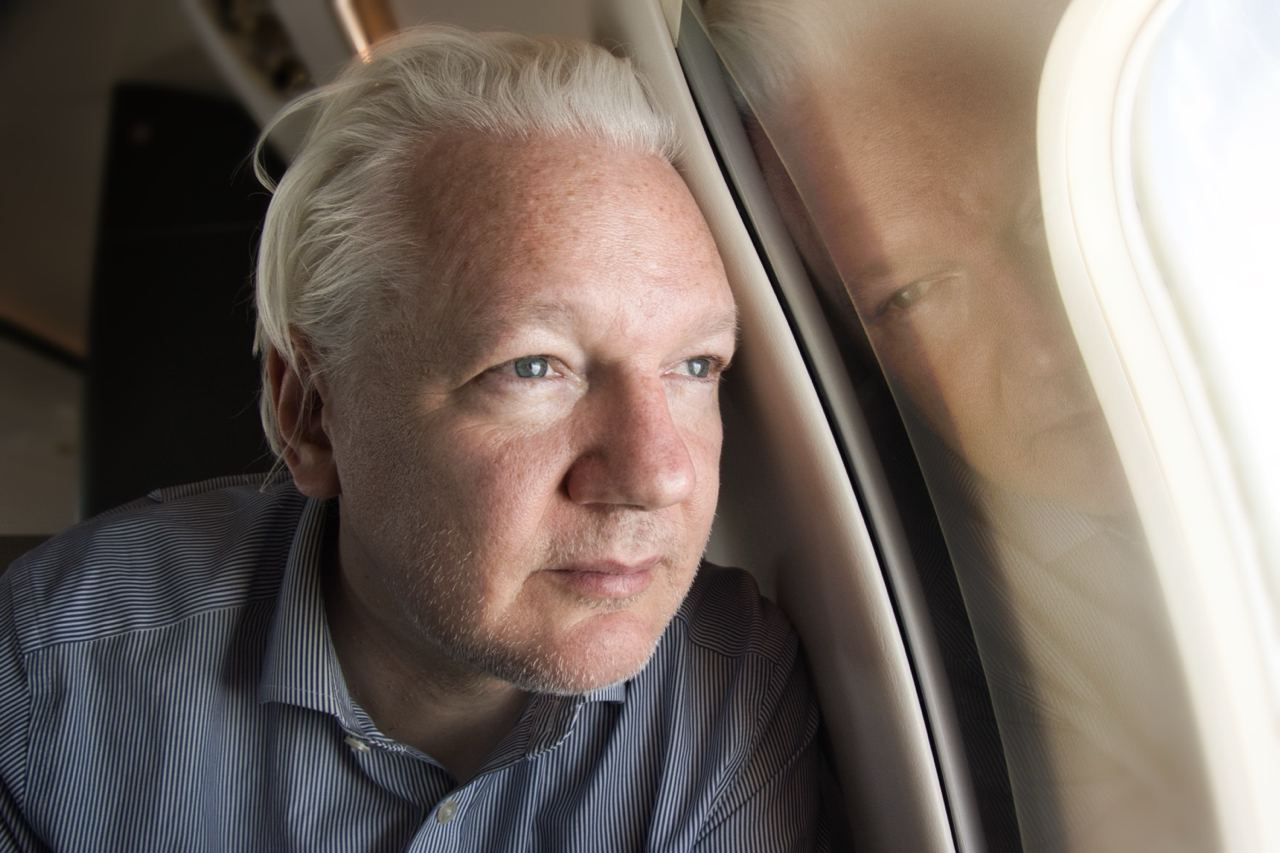 "Cada vez mais perto da liberdade": Assange divulga uma foto no avião