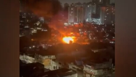 Incêndio atinge uma favela na comunidade Olaria, em São Paulo