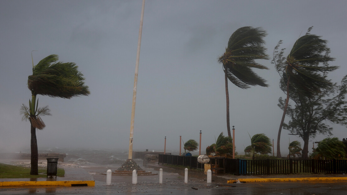 Furacão Beryl atinge a Jamaica com ventos fortes e chuvas intensas (VÍDEOS)