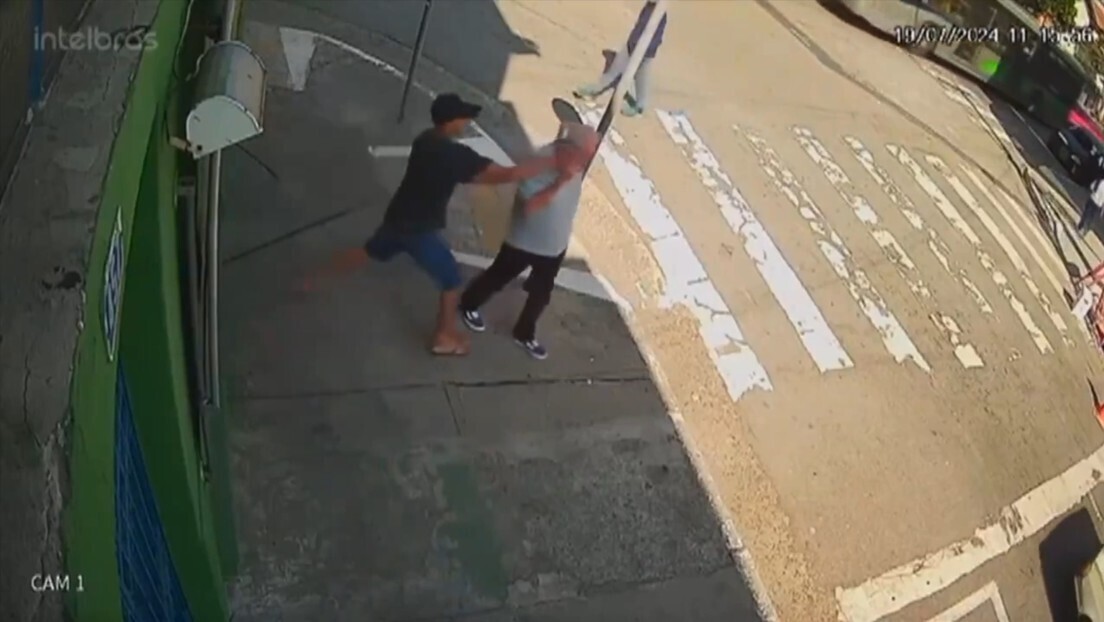 VÍDEO: Homem rouba um idoso, tenta atravessar a rua e acaba atropelado por um ônibus