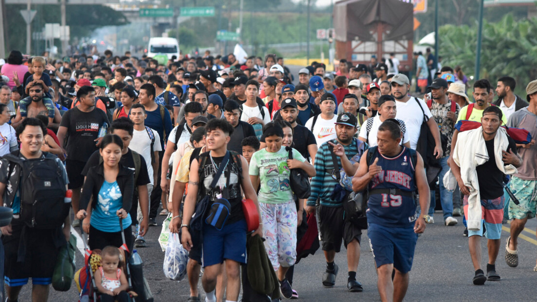 Caravana de 3.000 migrantes deixa o México em direção aos EUA